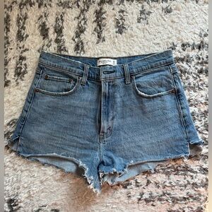 Abercrombie & Fitch the mom short High-Waisted Frayed Hem